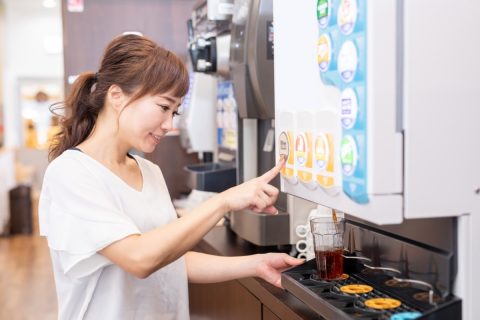 高校生がファミレスのドリンクバーだけで「2時間」居座っていた！店側の収益はどうなる？