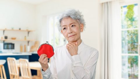 65歳で一人暮らしをしている母親がいます。「国民年金」だけで毎月本当に足りるのでしょうか……？