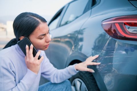 外壁塗装をしている隣家の「ペンキ」がうちの車についた…！もめたくはないのですが、どう対処すればいいですか？