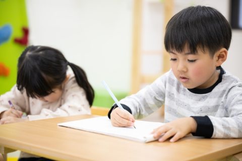 小学生の子がいます。「子どもの将来のため」と習い事を2つ以上させている知人が多いのですが、実際に小学生の習い事は平均でいくらくらいですか？