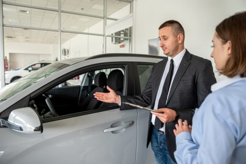 60歳の父が車の買い替えを検討しています。高齢なので安全な機能を搭載した車に乗って欲しいのですが、おすすめの車種はありますか？