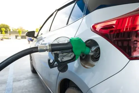 車のガソリンの”給油量”は燃費に関係ある？半分と満タンでは差は生まれる？