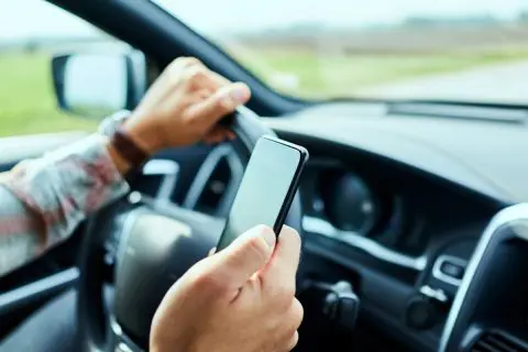 運転中にスマホを触るのはだめですが、動画を聞き流しするのも危険ですか？「ながら運転」の罰則って？