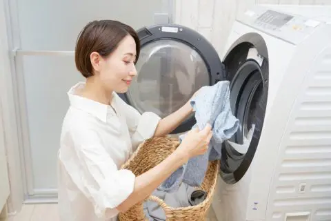 「近所の買い物にちょっと着た服」は毎回洗うべきですか？「3回くらい着てる」と言ったら、友人に「毎回洗わないの？」と驚かれました…