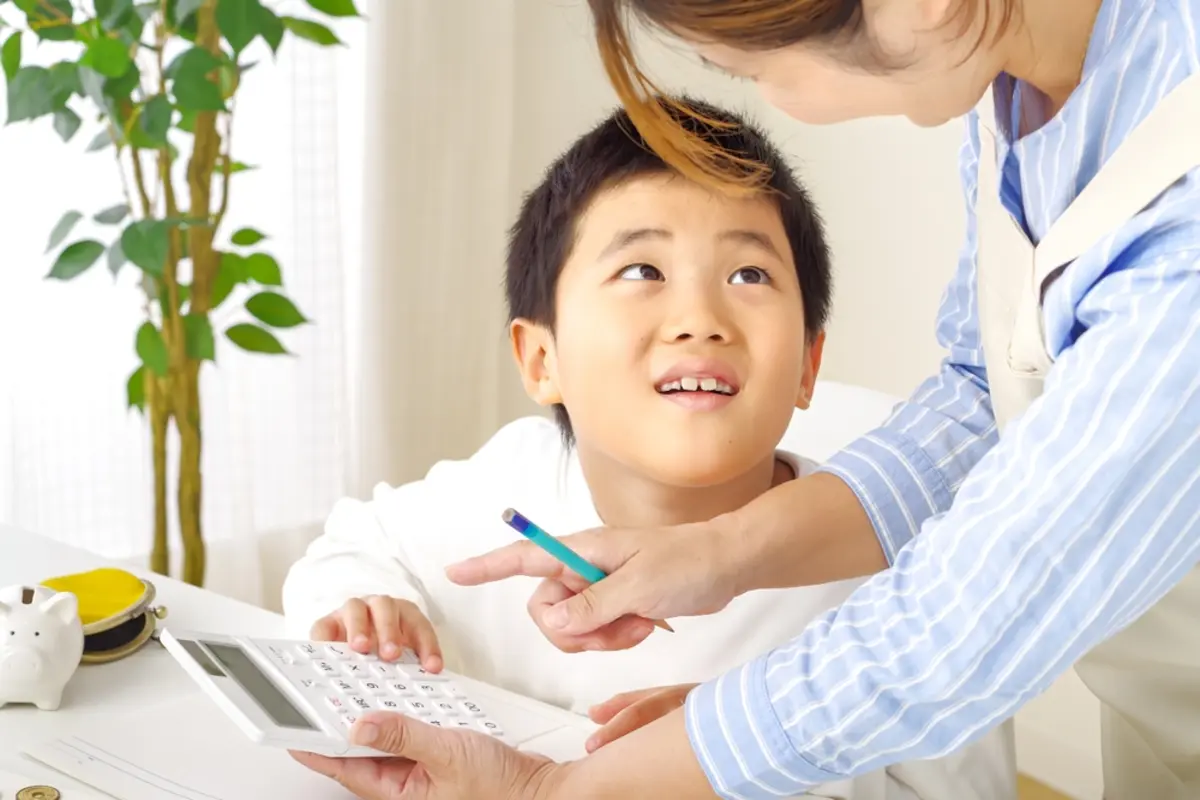 シングルで小学生の子どもがいます。年収が上がったら児童扶養手当が全額停止になると通知がきたのですが、すぐに停止されてしまいますか？