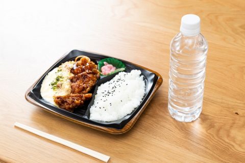 旅先で「コンビニご飯」ってアリですか？ 私はせっかくなら地元の名物を食べたいのですが、彼氏は「高いしコンビニでいいじゃん」と言います…