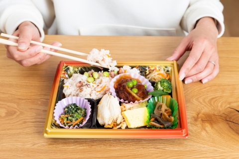 毎日「スーパーの惣菜」で夕飯を済ませるという単身赴任中の夫。自炊よりコスパや栄養面はよいの？