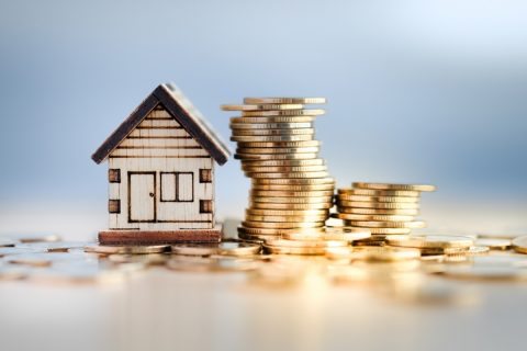 52歳、住宅ローンが「1000万円」ほど残っているのですが、「借り換え」で安くなることはありますか？ 転職で年収が「600万円」に下がったので悩んでいます…