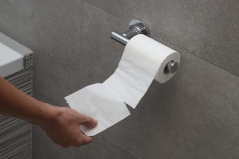 普通「トイレットペーパー」ってどのくらい使いますか？ 義母と同居を始めたのですが、消費ペースがかなり早いように感じます。「本人に伝える」のは避けるべきですか…？