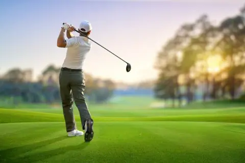 ゴルフのプレー料金は時期によって違う？ 1番お得なのはいつ？