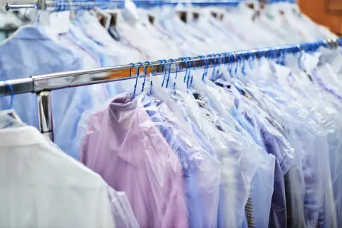 シワまみれのシャツが大嫌いなのですが、アイロンが面倒です。週1回の頻度で服をクリーニングに出したら、年間の出費はいくらになりますか？