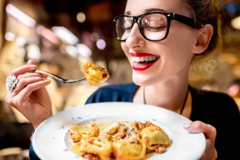 インスタ投稿のために週1回「5000円」のランチを食べています。年収が低いならもっと安いランチにすべきでしょうか？