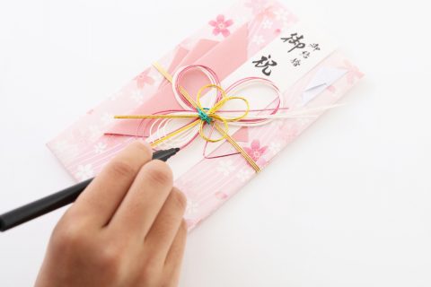 友人家族を結婚式に招待したら「ご祝儀」が3万円だった！参加人数ごとのご祝儀の相場とは？