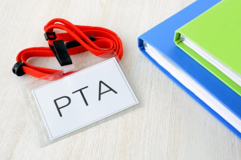 子どもの小学校の「PTA役員」になったけど、とにかく仕事が多すぎる！ 冊子やWEBサイトの制作、記念品の準備は「外注」できる？ 費用もあわせて確認