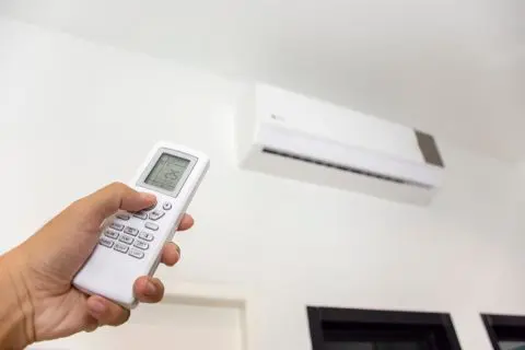 電気代節約のために冷房を「弱」にしています。逆に電気代が高くなるよと言われたのですが、本当ですか？