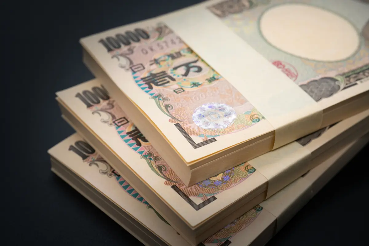 タンス預金「300万円」が、新札発行で“旧札”に！ 今までの紙幣は「交換」すべきですか？ これまで通り使用できるのでしょうか？