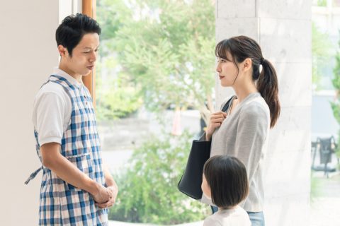 昼休み明けに保育園から「お迎え」の連絡が！ 職場には「1日単位の有休」しかありませんが、欠勤するしかありませんか？ なにか利用できる制度はあるのでしょうか？