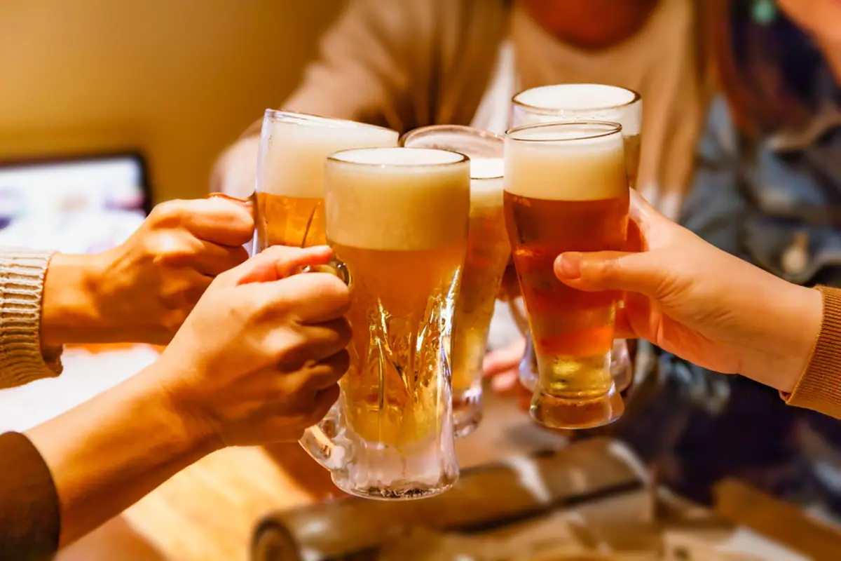 30歳で主任に昇格しましたが、飲み会では「役職付き」が多めに出すべきですか？ 正直家計が厳しいので「割り勘」でも問題ないでしょうか…？