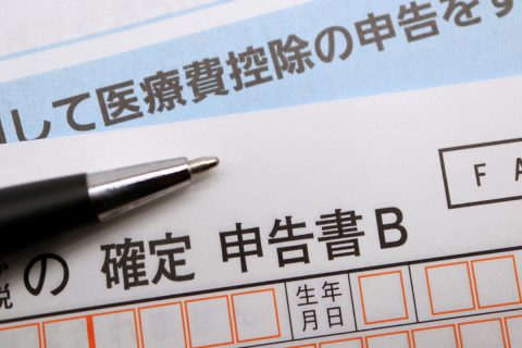 会社員の夫は、がんで昨年12月中旬から本年1月中旬に入院していました。がん保険の請求をする予定ですが、医療費控除の確定申告はどのようにしたら良いでしょうか？　医療費は前年と本年に分けて支払いました