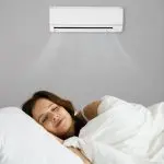 寝るときにエアコンが欠かせません。電気代が安いのは「冷房」と「ドライ」どちらでしょうか？