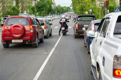 車に乗っていると「停止線」からはみ出て止まっている車がいました。これって違法になりますか？