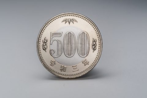 先日、父に「昔は時給なんて500円くらいだった」と言われました。今は地方でも「900円」以上が当たり前だと思うのですが、当時はそれでも生活できていたのでしょうか？