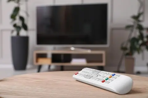 1日中TVを見続けている母。「つけっぱなし」だと電気代はどうなる？