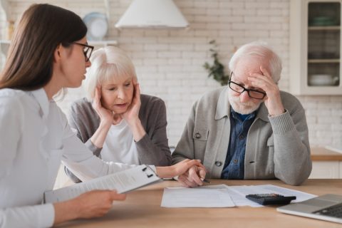 実家に帰省したら、父から「生前贈与」の話が！「年110万円」までなら非課税らしいけど、相続税がかかる場合もあるって本当？ 注意が必要な“ポイント”を解説