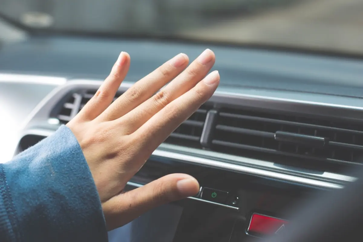 【謎のボタン】車のエアコンをつけるときに「A／Cボタン」をオンにすると「燃費が悪くなる」と聞きました。ずっとオフでもよいのでしょうか？