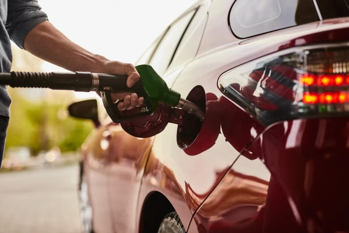 2035年までにガソリン車の新車販売が禁止されると聞きましたが本当でしょうか？ また、もともと持っていた車には乗り続けられますか？