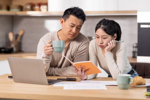 一人暮らしの母から「年金15万円だけでは足りない」と仕送りを求められます。自分も子育て世代45歳で余裕がないのですが、援助すべきでしょうか？