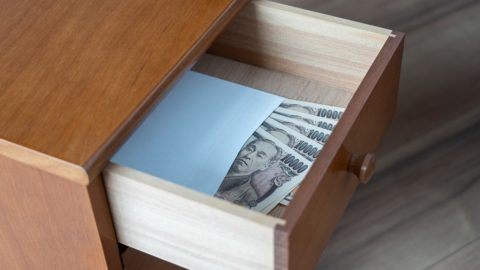 子どものために「200万円」をタンス預金しています。就職のために全額渡したら「贈与税」はかかりますか？ 少しずつ渡せば問題ないでしょうか…？