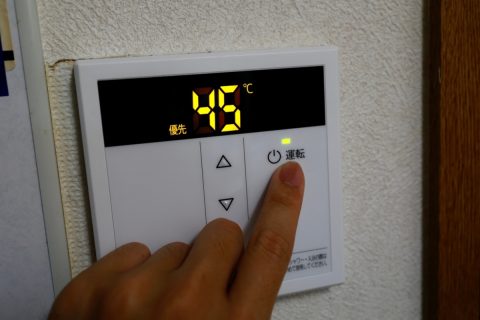 給湯器をつけっぱなしにすると「電気代」はいくら？お湯を使うたびに給湯器のスイッチを入れた方がいいの？