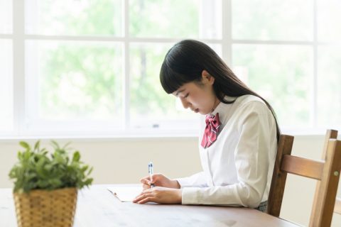 夫の転勤で転校が決まった中3の娘。節約のため転校先の制服は買わない予定ですが、卒業も近いですし問題ないですよね？