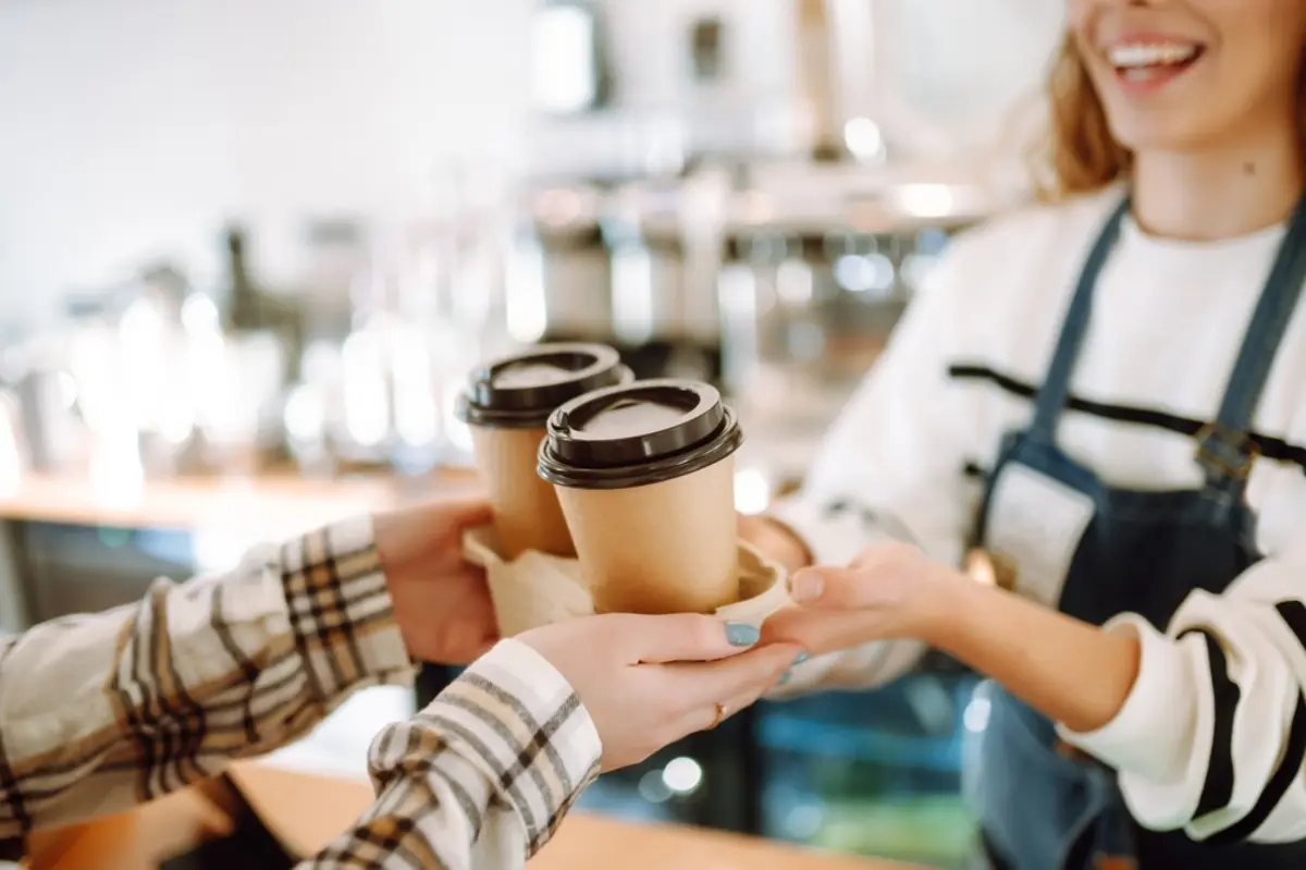 毎朝ドトールでコーヒーを購入してから出社してます。缶コーヒーに変えたら年間いくら節約できますか？