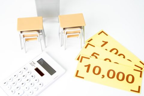 子どもの進学費用に「300万円」をコツコツ貯金！ 結局「就職」したので本人にお金を渡したいけど、税金はかかる？「非課税」にする方法はないのでしょうか…？