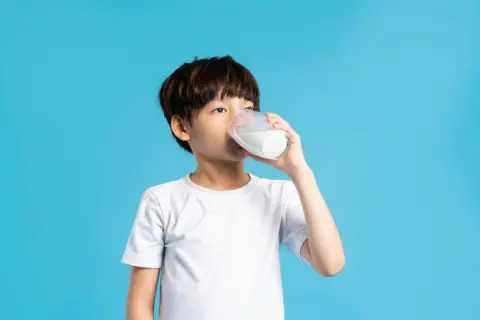 子どもが牛乳好きで、毎日「2本」は飲みます。1日500円ほどかかるのですが、「低脂肪牛乳」に変えるとどれだけ節約になるでしょうか？