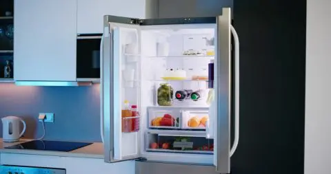 部屋が狭いため、冷蔵庫は壁に「ピッタリ」つけています。「節電」のためにやめるべきでしょうか？