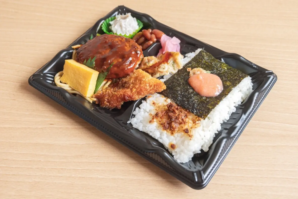 アルバイト先のコンビニで出る「廃棄弁当」。持ち帰ってもよいのでしょうか。