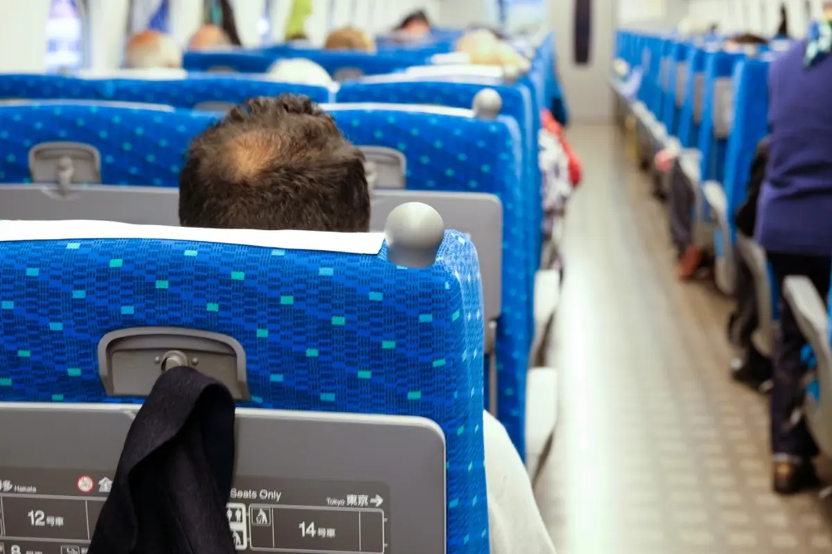 新幹線の「指定席」を取ったのに年配の方が座っていた…！移動してもらいたいけれど、どう対応するべき？
