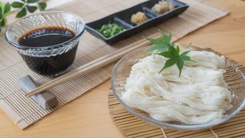 「そば」vs「そうめん」夏バテでも栄養をとるならどっち？ コスパもあわせて比較