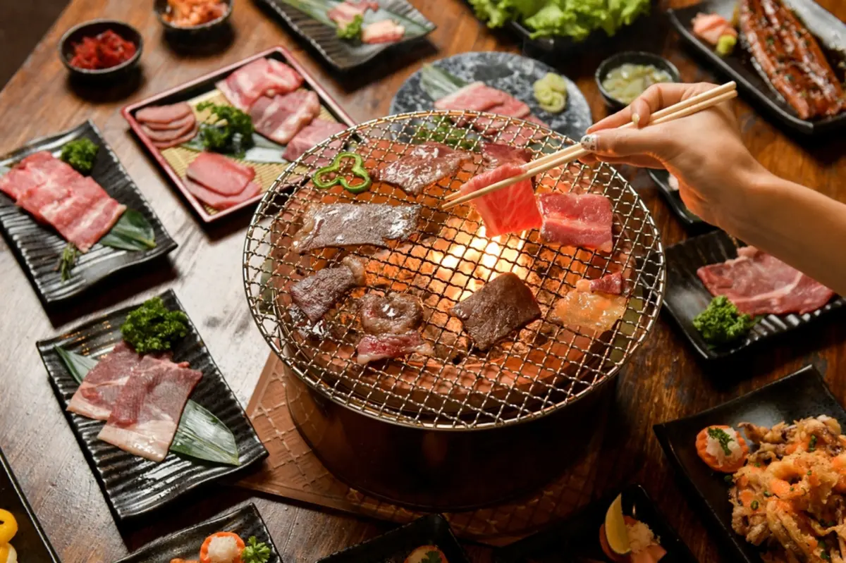 我が家は男所帯で食費がかかるため、焼き肉に行くときはいつも食べ放題です。焼き肉をするなら、お店の単品・食べ放題・自宅のどれが一番安上がりなのでしょうか？