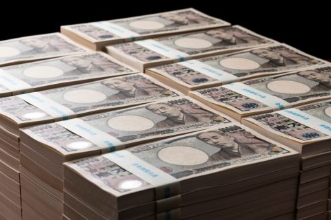 宝くじで「10億円」当選！ でも実際に“手では持てない”って本当？「1000万円」なら片手で持てる？ 元銀行員の筆者の経験もあわせ解説