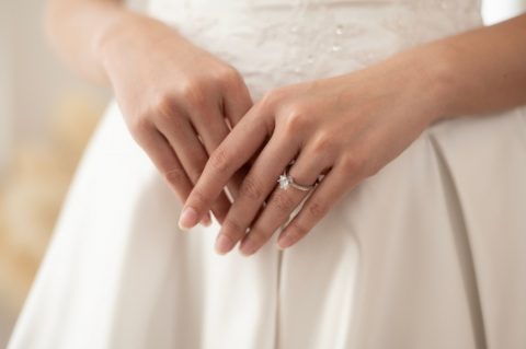 国家公務員で「年収600万円」の人と結婚しますが、高収入でも“激務”なのでしょうか？ 私も「年収400万円」で働いているので、家事など分担できるか不安です…