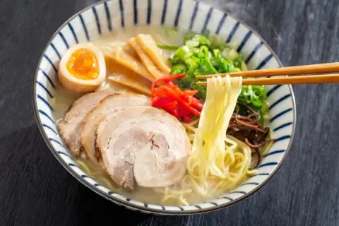 もはや外食のラーメンは「高級品」？ 1000円を超えるラーメンとカップ麺では、年間の食費はどれだけ違う？