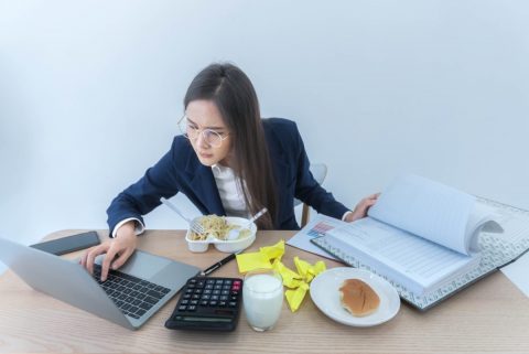 同僚が忙しすぎて、毎日「昼休み」も働いています。帰りも遅いので心配なのですが、「休憩なし」って大丈夫なんですか？ 残業代などは付いているのでしょうか…？