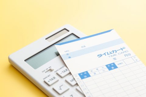 仕事を片付けるために「残業」を申請！ でも「17時以降は残業禁止」と言われたので、翌日の始業前に仕事しても大丈夫？ 朝でも“残業扱い”になるのか解説