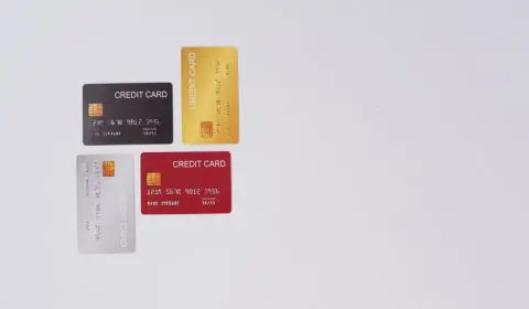 【初クレカ】「VISA」とか「Master」はどう違う…？ キャラクター柄のクレジットカードを作るのでマークの色で選んだらいいでしょうか？