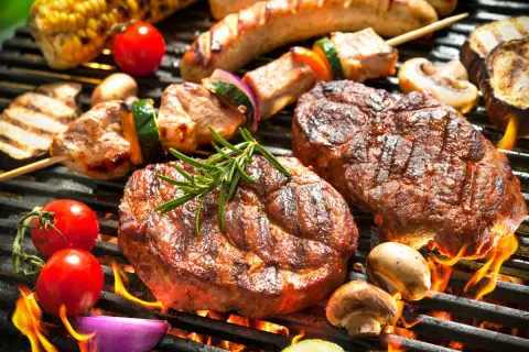 友人の家族と「持ち寄り」でBBQに行ったら、「松阪牛」を出され申し訳ない気持ちに…。40代共働きの夫婦は「経済的余裕」があるのでしょうか？