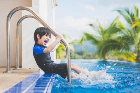 子どもがびしょ濡れで帰宅！ ご近所さんの庭の「特大プール」で遊んできたらしいけど、親として“水道代”を払うべき？「1000円」くらい必要なの？ 筆者の体験も元に解説